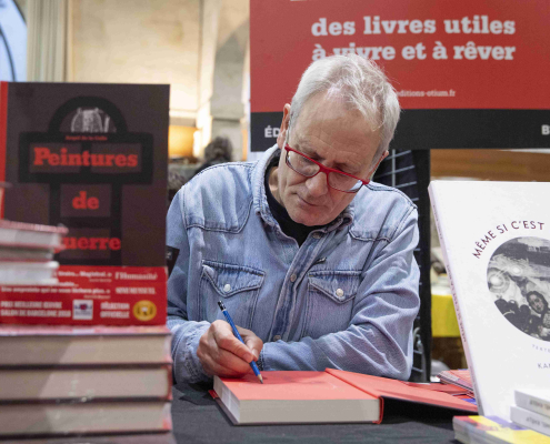 Ángel de la Calle au stand des éditions Otium Ángel de la Calle au stand des éditions Otium