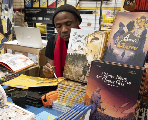 Gaspar Njock sur le stand des éditions Nouveau Monde Gaspar Njock sur le stand des éditions Nouveau Monde