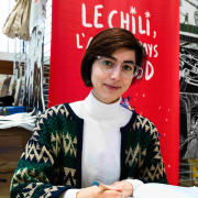 Antonia Bañados en dédicace au Stand Pro Chile