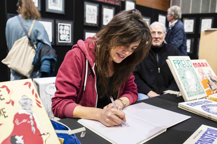 Anne Simon en dédicace au musée éphémère