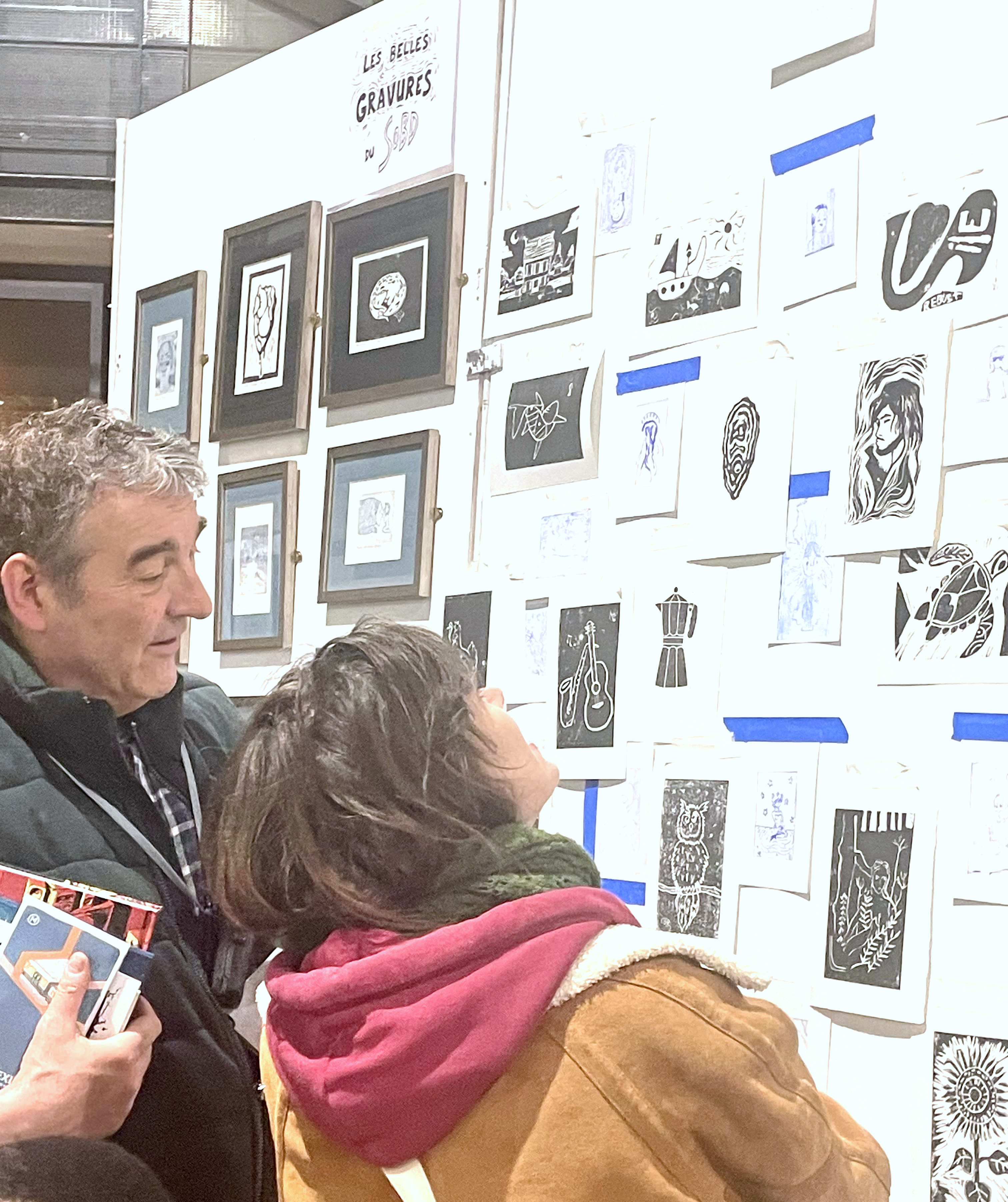Anne Simon choisissant les lauréats des belles gravures