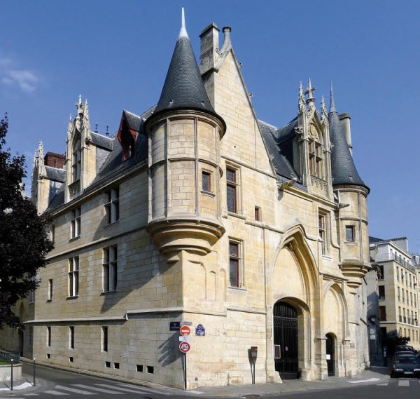 Façade de l'Hôtel de Sens de la Bibliothèque Forney